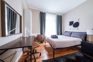Iron/ironing board, WiFi, bed sheets - Sunny 4BR/2BA Retreat in Morningside Heights, NYC (New York)