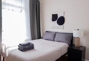 Tabla de planchar con plancha, wifi y ropa de cama 