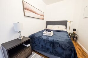 Een strijkplank/strijkijzer, wifi, beddengoed