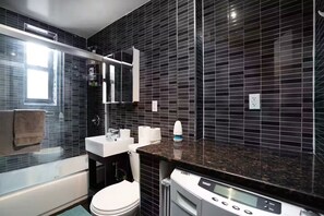 Een douche, een haardroger, handdoeken, zeep