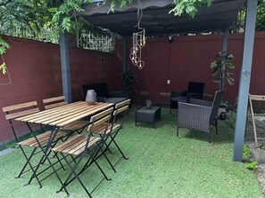 Outdoor dining - ★ RENOVATED 2 BR W/PRIVATE BACKYARD PATIO & BBQ ★ (New York)