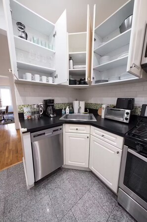Private kitchen - ★ RENOVATED 2 BR W/PRIVATE BACKYARD PATIO & BBQ ★ (New York)