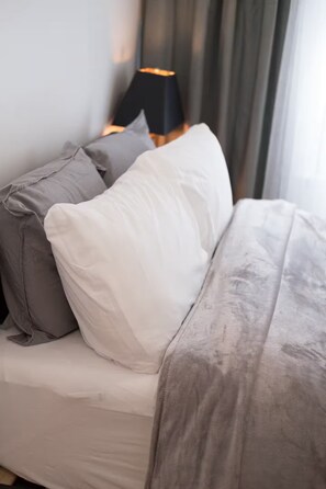 Iron/ironing board, WiFi, bed sheets - ★ RENOVATED 2 BR W/PRIVATE BACKYARD PATIO & BBQ ★ (New York)