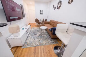 Living area - ★ RENOVATED 2 BR W/PRIVATE BACKYARD PATIO & BBQ ★ (New York)