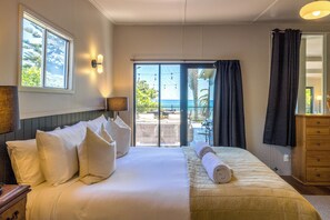 Comfort House, Sea View | Premium bedding, pillowtop beds, iron/ironing board, free WiFi - Moana Beach House - Absolute Beachfront (Waiheke Island)