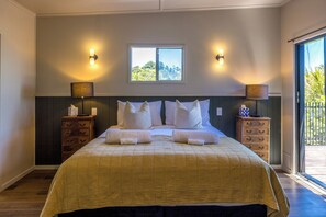 Comfort House, Sea View | Premium bedding, pillow-top beds, iron/ironing board, free WiFi - Moana Beach House - Absolute Beachfront (Waiheke Island)