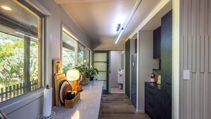 Una cucina moderna con un lungo piano di lavoro, pensili in legno e vista sull'esterno.