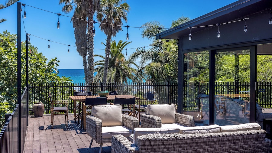 Moana Beach House - Absolute Beachfront