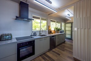 Comfort House, Sea View | Dapur peribadi | Cerek elektrik, pembakar roti