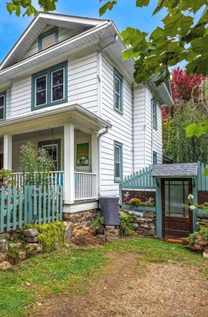 Exterior - Dragonfly Cottage, Ventage 1905 updated Home in Downtown Asheville (Asheville)