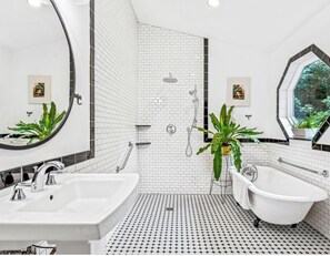 Shower, hair dryer, bidet, towels - Dragonfly Cottage, Ventage 1905 updated Home in Downtown Asheville (Asheville)