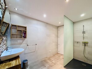 Een douche, een haardroger, handdoeken