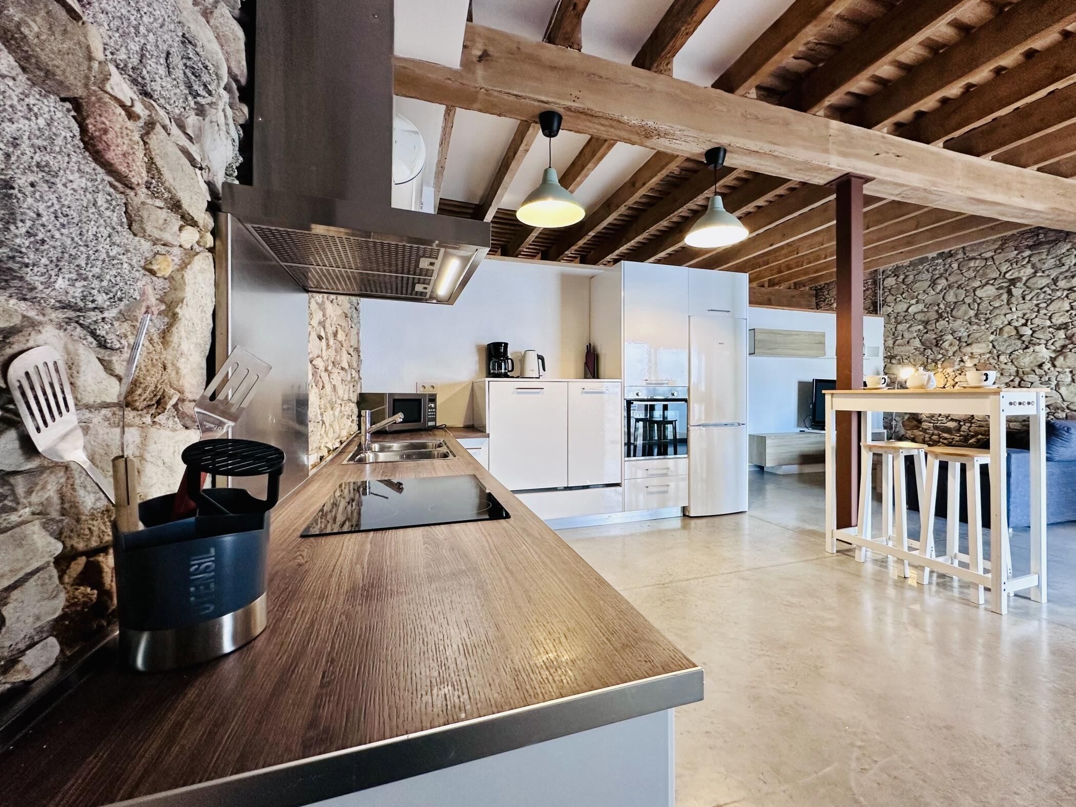 Een koelkast, een magnetron, een oven, een vaatwasser