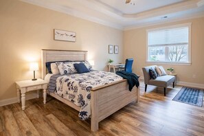 3 habitaciones, escritorio y tabla de planchar con plancha 