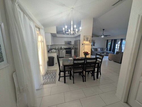 Fly South Florida-near beaches, fishing, boating, shops. Private heated pool.