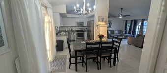 Fly South Florida-near beaches, fishing, boating, shops. Private heated pool.