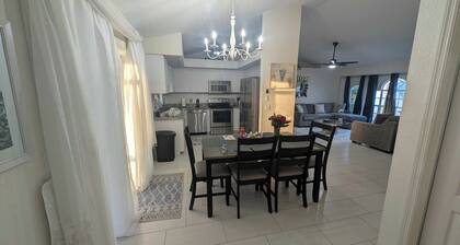 Fly South Florida-near beaches, fishing, boating, shops. Private heated pool.
