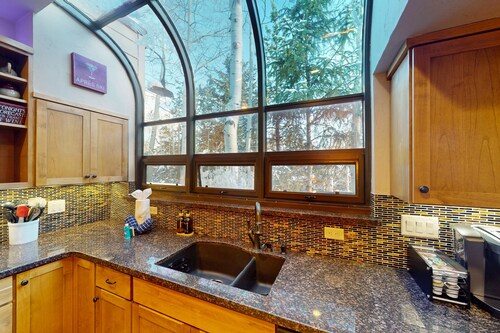 Modern Frisco Townhome with upscale features & world-class skiing