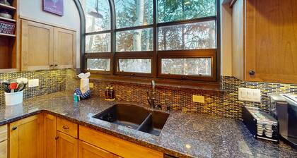 Modern Frisco Townhome with upscale features & world-class skiing