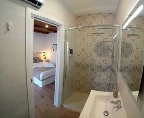 Shower, hair dryer, towels, soap - CASA RURAL TOLANCA. Near Toledo and Puy du Fou (Sonseca)