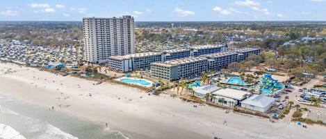 بالقرب من الشاطئ، كراسي للتشمس