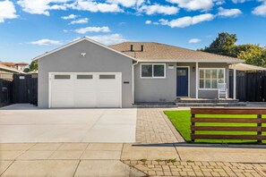 A modern two-story house with a garage, a front porch, and a well-maintained lawn. - Walk to Google Cloud 10 min Google Main Campus (Sunnyvale)
