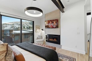 5 bedrooms, desk, iron/ironing board, travel cot - Walk to Sunrise Gondola • 5BR Townhome w/ Hot Tub (Park City)