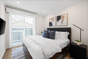 Escritorio, wifi y ropa de cama 