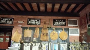 Full-size fridge, microwave, stovetop, dishwasher - La Estancia hostel (Colonia del Sacramento)