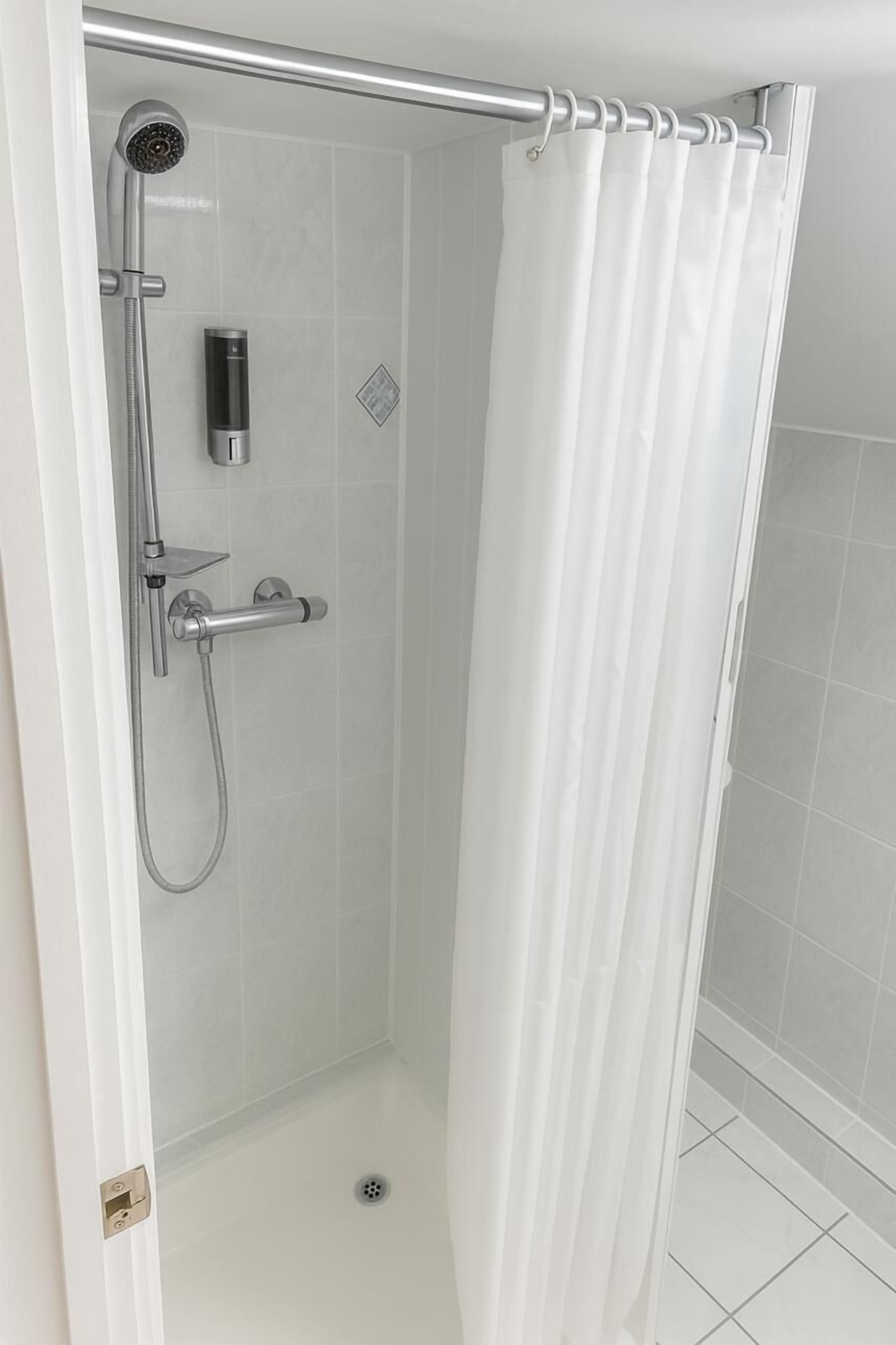 샤워 시설, 타월, 비누, 샴푸