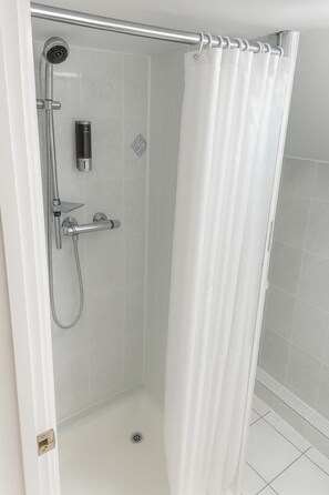 Shower, free toiletries, towels, soap - Shabi inn (Ilford)