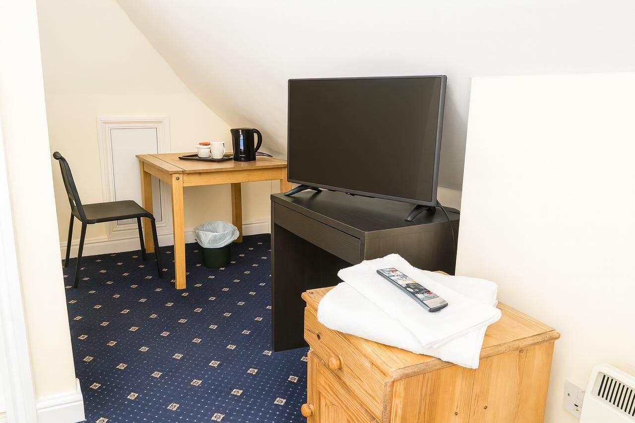 Habitación individual económica, vista al jardín | Escritorio y wifi gratis 