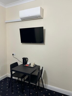Deluxe Double Room, City View | Desk, free WiFi - Shabi inn (Ilford)