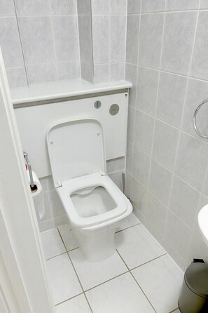 Shower, free toiletries, towels, soap - Shabi inn (Ilford)