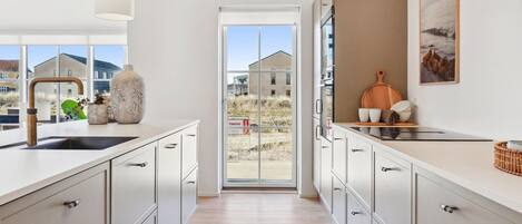 Kjøleskap, oppvaskmaskin og kaffetrakter/tekoker