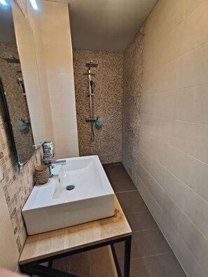 Shower, towels, soap, toilet paper - Sleep with history #2: independent charming en-suite room in 16th century Palace (BORMLA [Bormla (Ċittà Cospicua)])