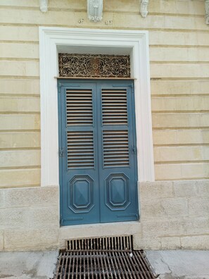 Exterior detail - Sleep with history #2: independent charming en-suite room in 16th century Palace (BORMLA [Bormla (Ċittà Cospicua)])