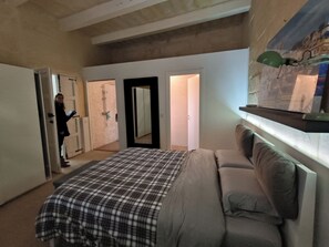 1 bedroom, WiFi, bed sheets - Sleep with history #2: independent charming en-suite room in 16th century Palace (BORMLA [Bormla (Ċittà Cospicua)])