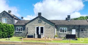Exterior - Modern cottage in a stunning Peak District setting (Alstonefield)