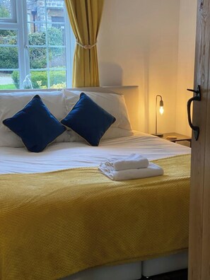 3 bedrooms, iron/ironing board, WiFi, bed sheets - Modern cottage in a stunning Peak District setting (Alstonefield)
