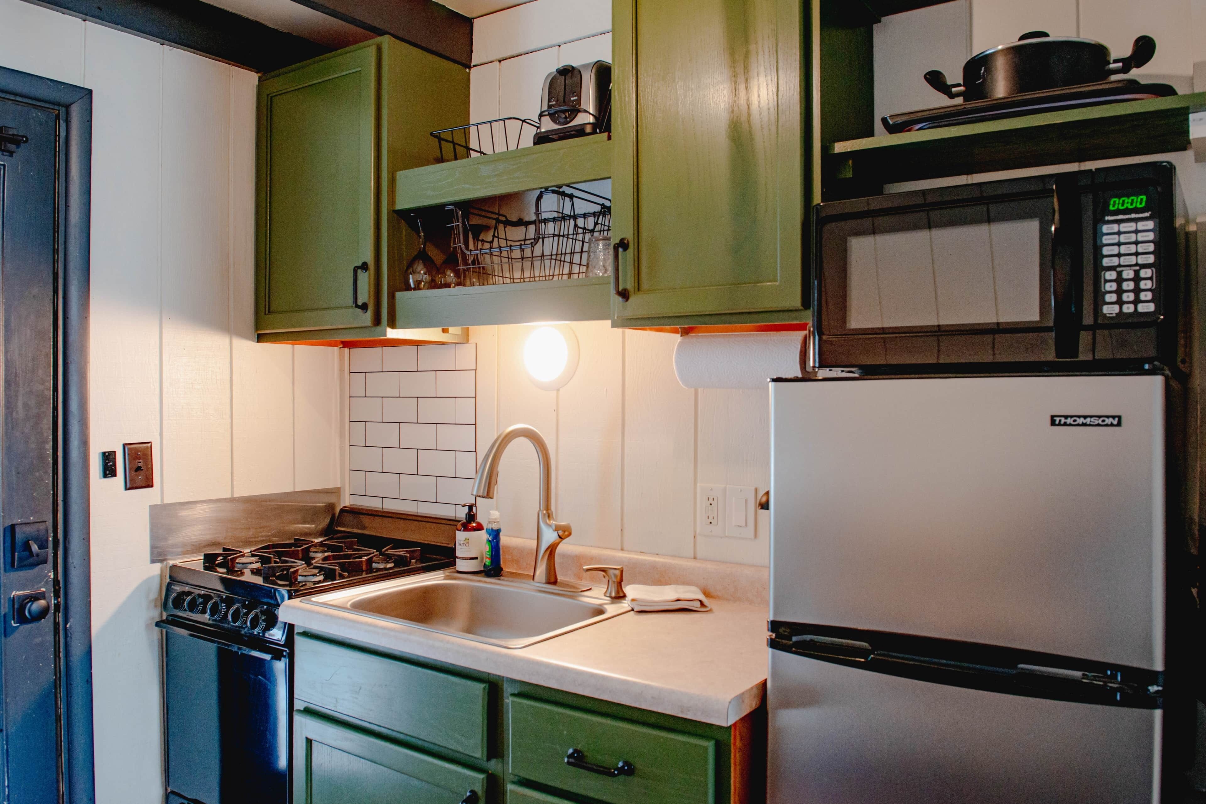 Een koelkast, een magnetron, een oven, een kookplaat