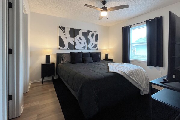 4 bedrooms, desk, iron/ironing board, WiFi (free) - 4BR Retreat Great for Groups with Office Space, Fire Pit & Large Fenced Yard (Wichita)
