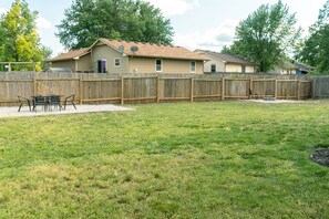 Outdoor dining - Contemporary 4BR w/ Office, Firepit, Full Kitchen, Laundry & Large Backyard (Wichita)