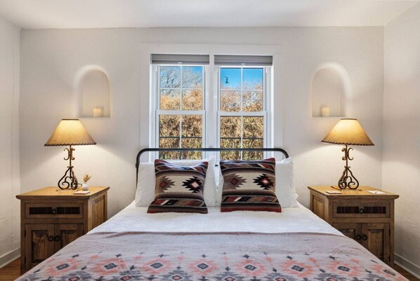 Työpöytä, silitysrauta/-lauta, vauvan matkasänky, Wi-Fi