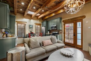 TV - Casita Pinon - Stylish Retreat Steps to SF Plaza! (Santa Fe)