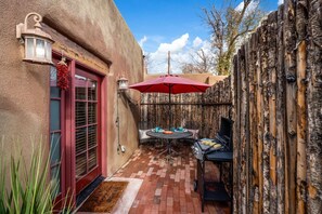 Outdoor dining - Casita Pinon - Stylish Retreat Steps to SF Plaza! (Santa Fe)