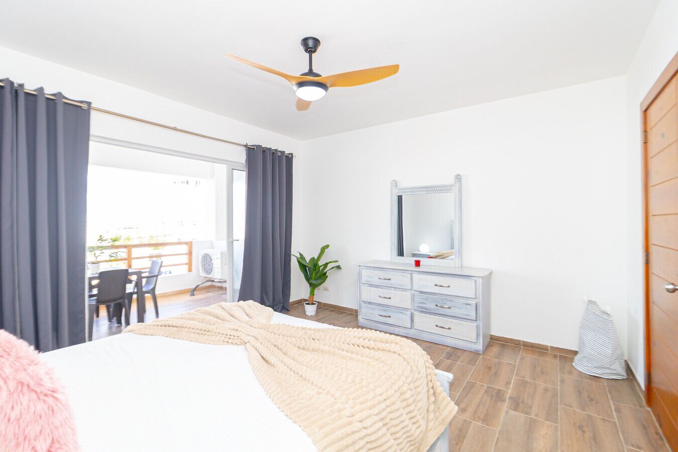 Escritorio, tabla de planchar con plancha, cuna de viaje y wifi 