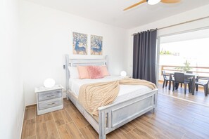 Schreibtisch, Bügeleisen/Bügelbrett, Reisekinderbett, WLAN