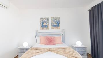 1 slaapkamer, een bureau, een strijkplank/strijkijzer, reisbedje