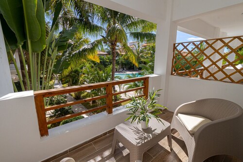 Luxury 1BR Oasis Paraiso Residence